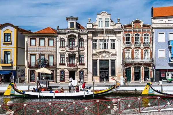 Aveiro, Portekiz - 18 Aralık 2025: Portekiz 'in Aveiro kentindeki kanalda geleneksel tekneler. Aveiro 'da renkli Moliceiro tekne gezileri turistler arasında, büyüleyici kanalların keyfini çıkarmak için popülerdir..