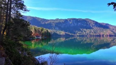 Eibsee Gölü 'nde sonbahar renkleri. Alman Alp Dağları Garmisch-Partenkirchen, Bavyera Alpleri, Almanya, Avrupa