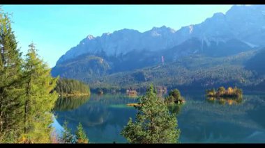 Eibsee Gölü 'nde sonbahar renkleri. Alman Alp Dağları Garmisch-Partenkirchen, Bavyera Alpleri, Almanya, Avrupa