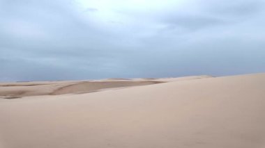 Atins 'in kum tepeleri ve gölleri, Lencois Maranhenses, Brezilya' nın Barreirinhas 'ı. Taze ve şeffaf su havuzları olan beyaz kum tepeleri.