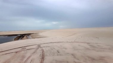 Atins 'in kum tepeleri ve gölleri, Lencois Maranhenses, Brezilya' nın Barreirinhas 'ı. Taze ve şeffaf su havuzları olan beyaz kum tepeleri.