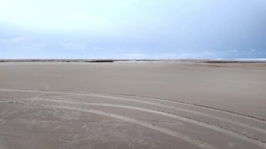 Atins 'in kum tepeleri ve gölleri, Lencois Maranhenses, Brezilya' nın Barreirinhas 'ı. Taze ve şeffaf su havuzları olan beyaz kum tepeleri.