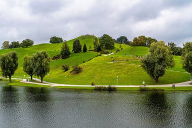 Münih, Almanya - Ekim 03, 2024: Münih Olimpiyat Parkı, Almanya 'nın Münih kentinde 1972 Yaz Olimpiyatları için inşa edilen Olimpiyat Parkı.