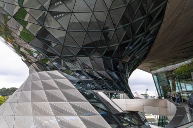 Münih, Almanya - Ekim 03, 2024: BMW Welt cephesi, 2007 yılında kurulan bir sergi, dağıtım, macera müzesi ve etkinlik mekanı