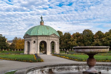 Münih, Almanya - 14 Ekim 2024: Dianatempel ile Hofgarten Park 'ın sonbahar manzarası. Diana Pavyonu ve Münih ve Odeonsplatz 'ın bitişiğindeki Hofgarten arazisi..