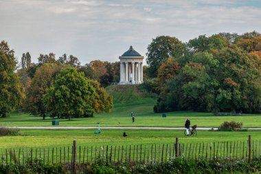 Münih, Almanya - 14 Ekim 2024: Monopteros - Englischer Garten 'daki Yunan tarzı tapınak. Almanya 'da Münih