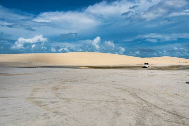 Brezilya 'daki Jericoacoara' daki Amancio gölüne at arabası turu. Ceara 'nın Kumulları