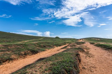 Brezilya 'nın Ceara Eyaleti' ndeki Jericoacoara 'dan Pedra Furada' ya kadar sahil ve plajlar boyunca yol..