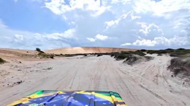 Brezilya 'daki Jericoacoara' daki Amancio gölüne at arabası turu. Ceara 'nın Kumulları