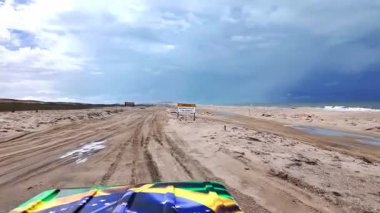 Brezilya, Jericoacoara 'daki Avenida Beira Mar plaj yolunda at arabası turu. Ceara 'nın Kumulları