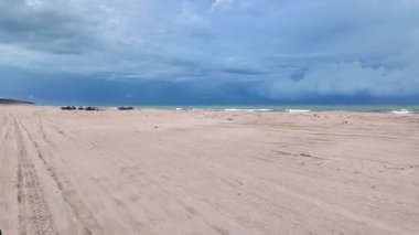 Brezilya, Jericoacoara 'daki Avenida Beira Mar plaj yolunda at arabası turu. Ceara 'nın Kumulları