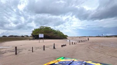Brezilya, Jericoacoara 'daki Avenida Beira Mar plaj yolunda at arabası turu. Ceara 'nın Kumulları