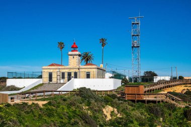 Ponta da Piedade 'deki deniz feneri, Lagos, Algrave, Portekiz' de ünlü mağaraları olan eşsiz bir kaya oluşumudur. Portekiz 'in bir numaralı cazibesi
