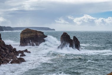 Okyanus manzarası ve mavi gökyüzü, Aljezur 'da Pontal da Carrapateira, Portekiz' de Algarve.