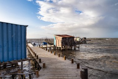 Portekiz, Carrasqueira 'da geleneksel balıkçılar ahşap döverler. Carrasqueira, Alcacer do Sal, Setubal, Portekiz 'deki Sado Nehri kıyısındaki Stilt Piers veya Cais Palafitico