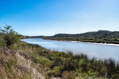Troviscais 'den Mira Nehri' ne, Atlantik Okyanusu 'na akan Troviscais, Vicentine Coast Natural Park, Portekiz, Rota Vicentina Sahili. Balıkçı Patikası