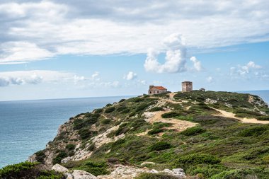 Portekiz 'in Setubal Bölgesi' ndeki Cabo Espichel Burnu 'nda duvarları ve zemini kaplayan terk edilmiş bir bina. Eski gözlem noktası, şimdi Portekiz 'de kayıp bir yer.