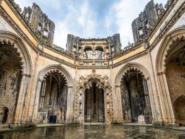 Batalha, Portekiz. Capelas Imperfeitas Manastırı, Batalha 'nın Bitmemiş Şapelleri, diğer adıyla Santa Maria da Vitoria Manastırı. Gotik ve Manueline tarzı