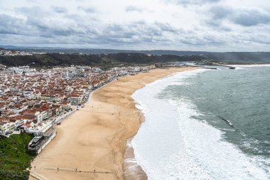 Nazare plaj rivierası, Praia da Nazare Portekiz, Avrupa 'da Nazare şehri manzaralı.