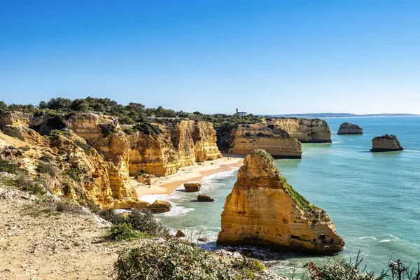Praia da Marinha Sahili, Yedi Asılı Vadi Yolu 'ndaki kayalıkların ve kayalıkların arasında Percurso dos Sete Vales Suspensos. Algarve, Portekiz