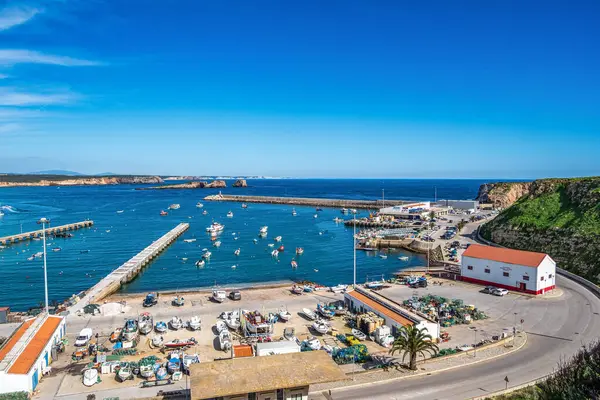 Portekiz 'deki Sagres Limanı, Algarve' de demirlemiş balıkçı teknelerinin manzarası yükseldi..