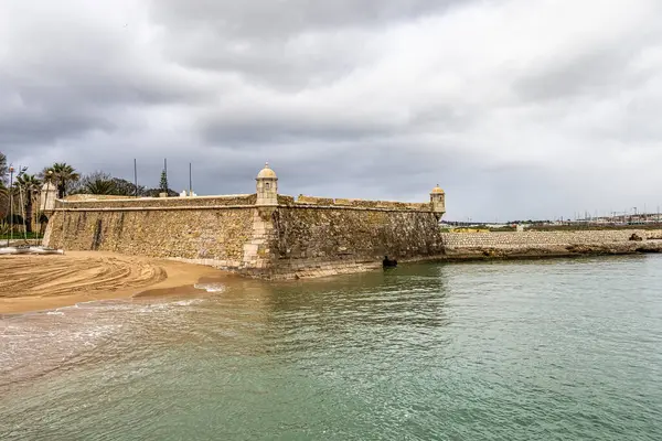 Lagos, Algarve, Portekiz 'deki Forte da Ponta da Bandeira kalesi. 17. yüzyıldan kalma takviye kuvvetleri Atlantik Okyanusu sahilinden..