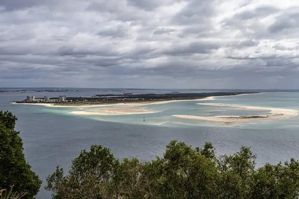 Portekiz 'deki Troia Yarımadası veya Troia Doğa Koruma Alanı Sado Estuary doğal parkının bir parçasıdır. Atlantik Okyanusu ve gök mavisi göl. Popüler turizm merkezleri, uzun kumlu plajları olan tatil beldeleri