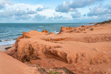Brezilya 'nın Ceara eyaletindeki Canoa Quebrada Sahili' ndeki kaya oluşumları.