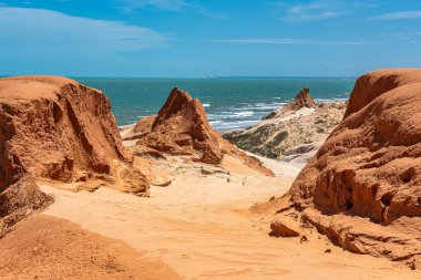 Brezilya 'nın Ceara eyaletindeki Canoa Quebrada Sahili' ndeki kaya oluşumları.