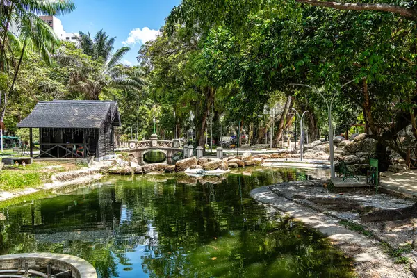 Brezilya 'nın Para Eyaleti Belem şehrinde Batista Campos uygulaması. Mahallede aynı isimde bir meydan var. Turistik ilgi, Fransız mimarisinin orkestra tezgahıdır.