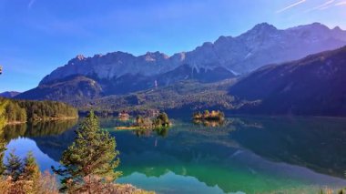 Eibsee Gölü 'nde sonbahar renkleri. Alman Alp Dağları Garmisch-Partenkirchen, Bavyera Alpleri, Almanya, Avrupa