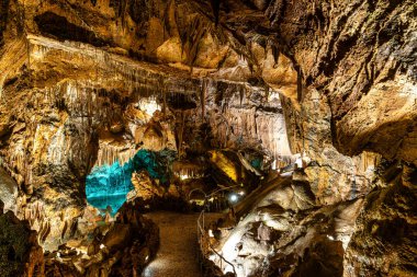 Mira de Aire Mağaraları, Grutas de Mira de Aire, Leiria, Portekiz. Porto de Mos, Leiria 'da kireçtaşı mağaraları var. Moinhos Velhos