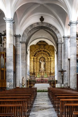 Beja, Portekiz - 28 Aralık 2025: Beja, Portekiz 'deki Büyük Aziz James Katedrali. 1590 'da inşa edilmiş, Beja Kalesi' nin eski kasaba meydanı manzarasında.,