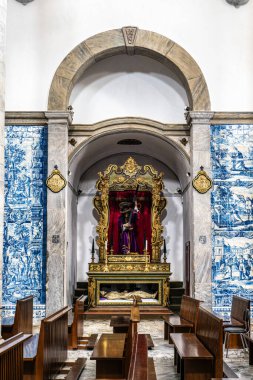 Beja, Portekiz - 28 Aralık 2025: Beja, Portekiz 'deki Büyük Aziz James Katedrali. 1590 'da inşa edilmiş, Beja Kalesi' nin eski kasaba meydanı manzarasında.,