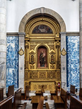 Beja, Portekiz - 28 Aralık 2025: Beja, Portekiz 'deki Büyük Aziz James Katedrali. 1590 'da inşa edilmiş, Beja Kalesi' nin eski kasaba meydanı manzarasında.,