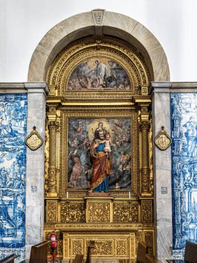 Beja, Portekiz - 28 Aralık 2025: Beja, Portekiz 'deki Büyük Aziz James Katedrali. 1590 'da inşa edilmiş, Beja Kalesi' nin eski kasaba meydanı manzarasında.,