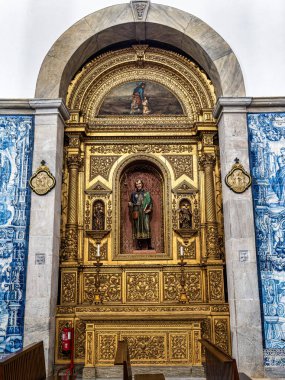 Beja, Portekiz - 28 Aralık 2025: Beja, Portekiz 'deki Büyük Aziz James Katedrali. 1590 'da inşa edilmiş, Beja Kalesi' nin eski kasaba meydanı manzarasında.,