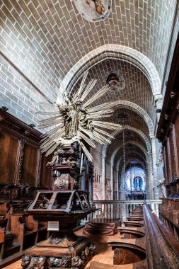 Evora, Portekiz - Nisan 01, 2025: Evora, Portekiz 'deki Nossa Senhora da Assuncao Katedrali' nin İçi. Unesco 'dan Dünya Mirası Şehri. Alentejo, Portekiz