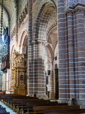 Evora, Portekiz - Nisan 01, 2025: Evora, Portekiz 'deki Nossa Senhora da Assuncao Katedrali' nin İçi. Unesco 'dan Dünya Mirası Şehri. Alentejo, Portekiz