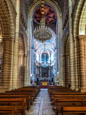 Evora, Portekiz - Nisan 01, 2025: Evora, Portekiz 'deki Nossa Senhora da Assuncao Katedrali' nin İçi. Unesco 'dan Dünya Mirası Şehri. Alentejo, Portekiz