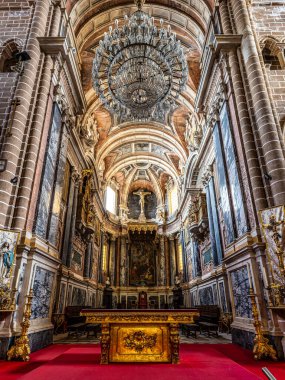 Evora, Portekiz - Nisan 01, 2025: Evora, Portekiz 'deki Nossa Senhora da Assuncao Katedrali' nin İçi. Unesco 'dan Dünya Mirası Şehri. Alentejo, Portekiz