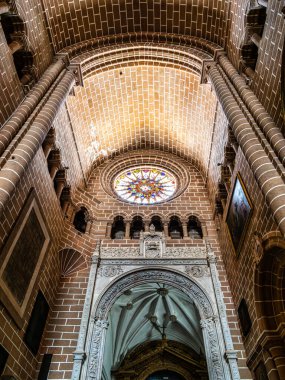 Evora, Portekiz - Nisan 01, 2025: Evora, Portekiz 'deki Nossa Senhora da Assuncao Katedrali' nin İçi. Unesco 'dan Dünya Mirası Şehri. Alentejo, Portekiz