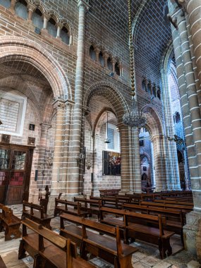 Evora, Portekiz - Nisan 01, 2025: Evora, Portekiz 'deki Nossa Senhora da Assuncao Katedrali' nin İçi. Unesco 'dan Dünya Mirası Şehri. Alentejo, Portekiz