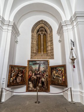 Evora, Portekiz - Nisan 01, 2025: Evora, Portekiz 'deki Nossa Senhora da Assuncao Katedrali' nin İçi. Unesco 'dan Dünya Mirası Şehri. Alentejo, Portekiz