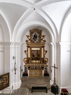 Evora, Portekiz - Nisan 01, 2025: Evora, Portekiz 'deki Nossa Senhora da Assuncao Katedrali' nin İçi. Unesco 'dan Dünya Mirası Şehri. Alentejo, Portekiz