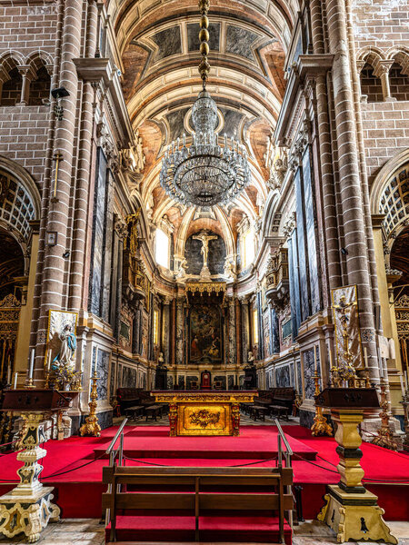 Эвора, Португалия - Прибл. 01, 2025: Interior of the Cathedral Se of Nossa Senhora da Assuncao in Evora, Portugal. Всемирное наследие города ЮНЕСКО. Алфежо, Португалия