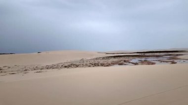 Atins 'in kum tepeleri ve gölleri, Lencois Maranhenses, Brezilya' nın Barreirinhas 'ı. Taze ve şeffaf su havuzları olan beyaz kum tepeleri.