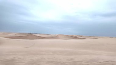 Atins 'in kum tepeleri ve gölleri, Lencois Maranhenses, Brezilya' nın Barreirinhas 'ı. Taze ve şeffaf su havuzları olan beyaz kum tepeleri.