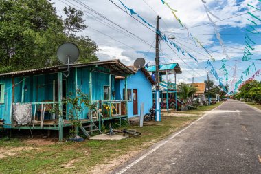Brezilya 'nın Marajo Adası' ndaki Pesqueiro, Soure 'de balkonları olan renkli doğal çerçeveli evler..