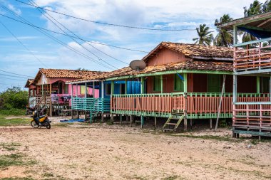 Brezilya 'nın Marajo Adası' ndaki Pesqueiro, Soure 'de balkonları olan renkli doğal çerçeveli evler..